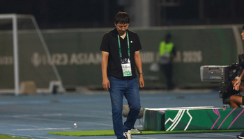 Khoảnh khắc lặng im của Kim Sang-sik sau chiến thắng trước quê hương